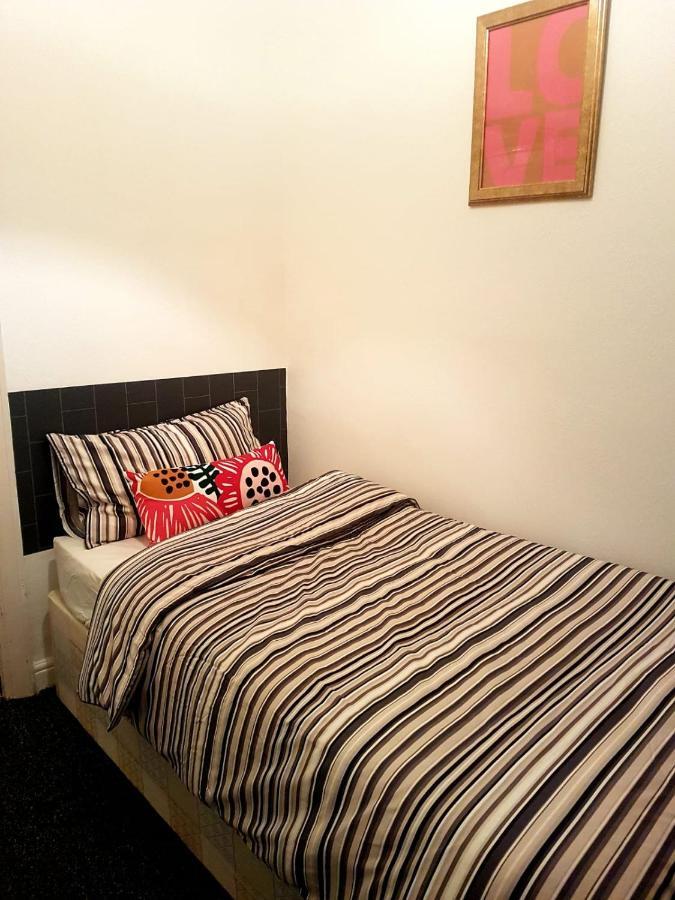 Bed and Breakfast Budget House In Gants Hill Ilford Exterior foto
